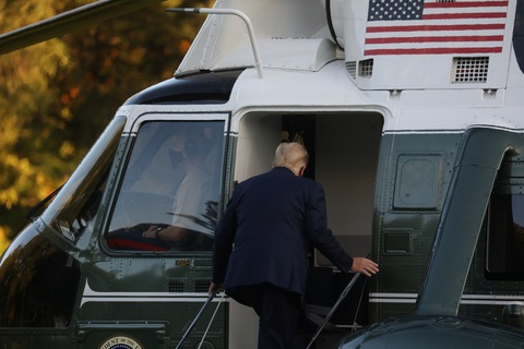 Ông Trump nhập viện điều trị COVID-19, sẽ làm việc từ bệnh viện - Ảnh 1. Ông Trump nhập viện điều trị COVID-19, sẽ làm việc từ bệnh viện - Ảnh 1.