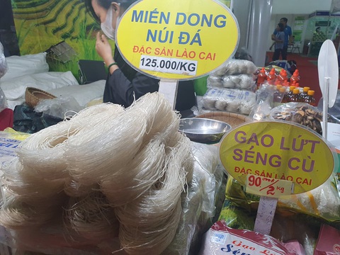 Dược liệu rõ nguồn gốc được ưa chuộng tại hội chợ nông sản - Ảnh 4. Dược liệu rõ nguồn gốc được ưa chuộng tại hội chợ nông sản - Ảnh 4.