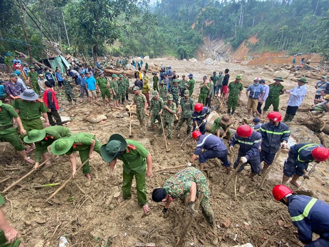 Kiên quyết không để người dân ở lại nơi nguy cơ lũ quét, sạt lở đất - Ảnh 1. Kiên quyết không để người dân ở lại nơi nguy cơ lũ quét, sạt lở đất - Ảnh 1.