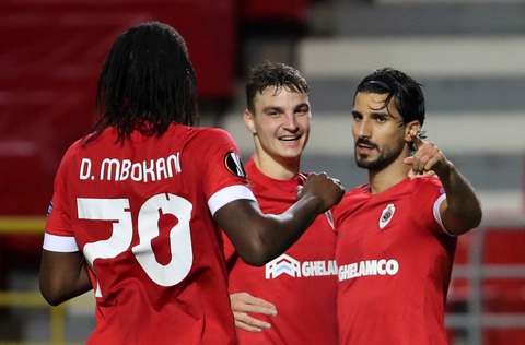 Thay 4 cầu thủ cùng lúc, đoàn quân của HLV Mourinho vẫn thua đau - Ảnh 2. Thay 4 cầu thủ cùng lúc, đoàn quân của HLV Mourinho vẫn thua đau - Ảnh 2.