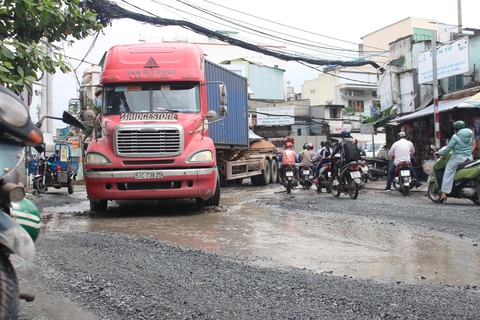 Bị triều cường lâu ngày, nhiều đường tại TP.HCM tan nát, bong tróc - Ảnh 5. Bị triều cường lâu ngày, nhiều đường tại TP.HCM tan nát, bong tróc - Ảnh 5.