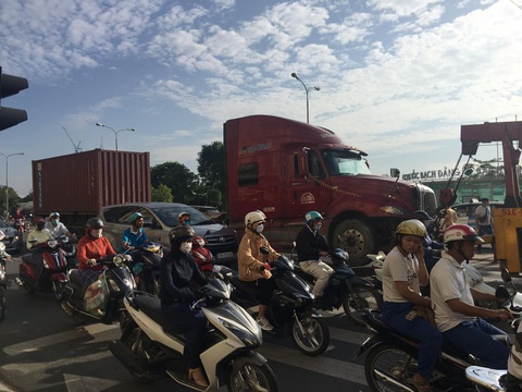 Xe container tông đuôi xe tải, tài xế đang sửa xe dưới gầm thiệt mạng - Ảnh 1. Xe container tông đuôi xe tải, tài xế đang sửa xe dưới gầm thiệt mạng - Ảnh 1.