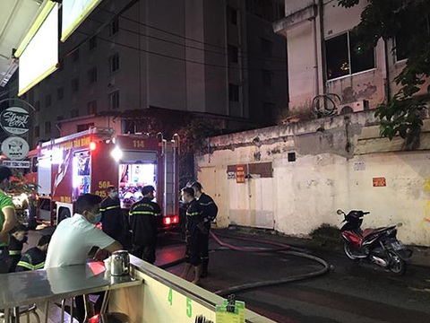 Cứu được 2 người nước ngoài mắc kẹt trong đám cháy tại khách sạn - Ảnh 1. Cứu được 2 người nước ngoài mắc kẹt trong đám cháy tại khách sạn - Ảnh 1.