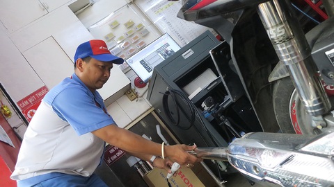 Xe cũ nát vẫn vô tư phóng ro ro, xả khói mù mịt trên đường - Ảnh 1. Xe cũ nát vẫn vô tư phóng ro ro, xả khói mù mịt trên đường - Ảnh 1.