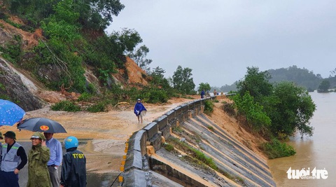 Mưa lớn dồn dập, nhà dân Nghệ An ngập tới nóc, huy động xe cứu hỏa cứu người - Ảnh 7. Mưa lớn dồn dập, nhà dân Nghệ An ngập tới nóc, huy động xe cứu hỏa cứu người - Ảnh 7.
