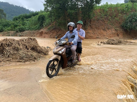 Tìm cách tiếp cận nơi sạt lở Phước Sơn: Nếu thời tiết tốt sẽ dùng trực thăng - Ảnh 13. Tìm cách tiếp cận nơi sạt lở Phước Sơn: Nếu thời tiết tốt sẽ dùng trực thăng - Ảnh 13.