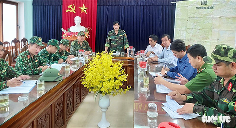 Tìm cách tiếp cận nơi sạt lở Phước Sơn: Nếu thời tiết tốt sẽ dùng trực thăng - Ảnh 1. Tìm cách tiếp cận nơi sạt lở Phước Sơn: Nếu thời tiết tốt sẽ dùng trực thăng - Ảnh 1.