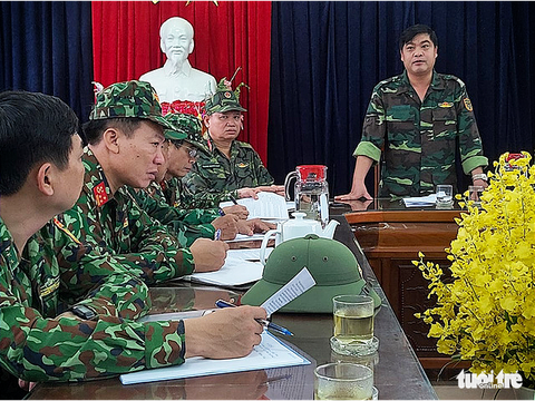 Tìm cách tiếp cận nơi sạt lở Phước Sơn: Nếu thời tiết tốt sẽ dùng trực thăng - Ảnh 4. Tìm cách tiếp cận nơi sạt lở Phước Sơn: Nếu thời tiết tốt sẽ dùng trực thăng - Ảnh 4.