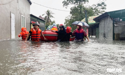 Xuyên đêm dỡ ngói cứu dân khỏi cơn lũ chạm nóc nhà - Ảnh 12. Xuyên đêm dỡ ngói cứu dân khỏi cơn lũ chạm nóc nhà - Ảnh 12.
