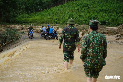 Tìm cách tiếp cận nơi sạt lở Phước Sơn: Nếu thời tiết tốt sẽ dùng trực thăng - Ảnh 8. Tìm cách tiếp cận nơi sạt lở Phước Sơn: Nếu thời tiết tốt sẽ dùng trực thăng - Ảnh 8.