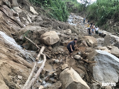 Đường vào nơi 13 người bị vùi lấp: vừa bò vừa run - Ảnh 7. Đường vào nơi 13 người bị vùi lấp: vừa bò vừa run - Ảnh 7.