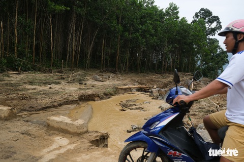Đường vào nơi 13 người bị vùi lấp: vừa bò vừa run - Ảnh 2. Đường vào nơi 13 người bị vùi lấp: vừa bò vừa run - Ảnh 2.