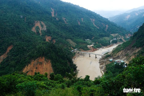 Đường vào nơi 13 người bị vùi lấp: vừa bò vừa run - Ảnh 1. Đường vào nơi 13 người bị vùi lấp: vừa bò vừa run - Ảnh 1.