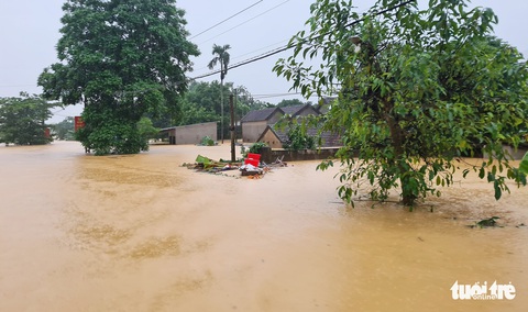 Xuyên đêm dỡ ngói cứu dân khỏi cơn lũ chạm nóc nhà - Ảnh 9. Xuyên đêm dỡ ngói cứu dân khỏi cơn lũ chạm nóc nhà - Ảnh 9.