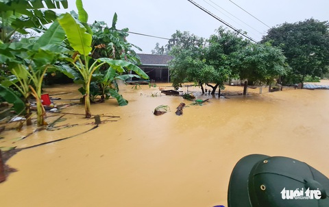 Xuyên đêm dỡ ngói cứu dân khỏi cơn lũ chạm nóc nhà - Ảnh 6. Xuyên đêm dỡ ngói cứu dân khỏi cơn lũ chạm nóc nhà - Ảnh 6.