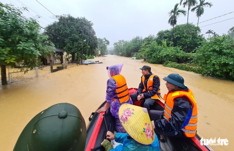 Xuyên đêm dỡ ngói cứu dân khỏi cơn lũ chạm nóc nhà - Ảnh 3. Xuyên đêm dỡ ngói cứu dân khỏi cơn lũ chạm nóc nhà - Ảnh 3.
