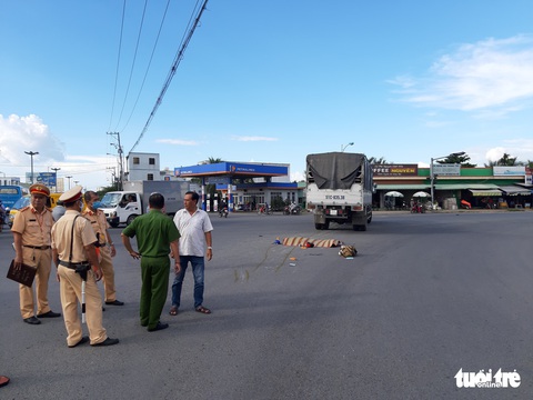 Xe tải cán chết 2 người, làm 1 người bị thương nặng, tài xế đi khỏi hiện trường - Ảnh 1. Xe tải cán chết 2 người, làm 1 người bị thương nặng, tài xế đi khỏi hiện trường - Ảnh 1.