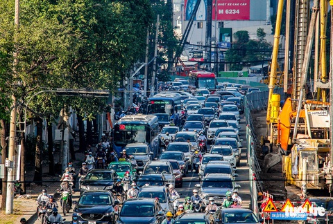 Hàng trăm ôtô, xe máy chôn chân do bắt đầu cấm xe lên cầu vượt Nguyễn Hữu Cảnh - Ảnh 2. Hàng trăm ôtô, xe máy chôn chân do bắt đầu cấm xe lên cầu vượt Nguyễn Hữu Cảnh - Ảnh 2.