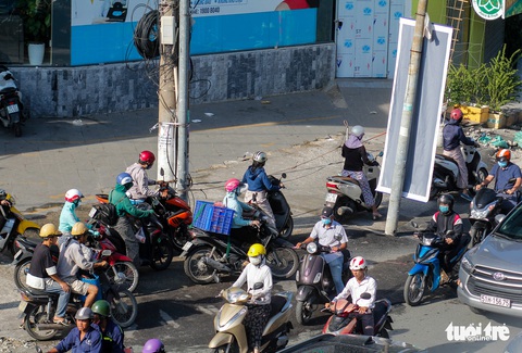 Hàng trăm ôtô, xe máy chôn chân do bắt đầu cấm xe lên cầu vượt Nguyễn Hữu Cảnh - Ảnh 4. Hàng trăm ôtô, xe máy chôn chân do bắt đầu cấm xe lên cầu vượt Nguyễn Hữu Cảnh - Ảnh 4.
