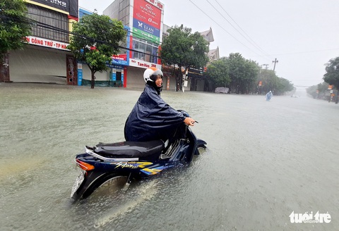 Mưa trắng trời, đường phố như sông, người dân Hà Tĩnh nháo nhào di tản - Ảnh 7. Mưa trắng trời, đường phố như sông, người dân Hà Tĩnh nháo nhào di tản - Ảnh 7.