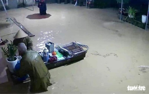 Mưa lớn dồn dập, nhà dân Nghệ An ngập tới nóc, huy động xe cứu hỏa cứu người - Ảnh 6. Mưa lớn dồn dập, nhà dân Nghệ An ngập tới nóc, huy động xe cứu hỏa cứu người - Ảnh 6.
