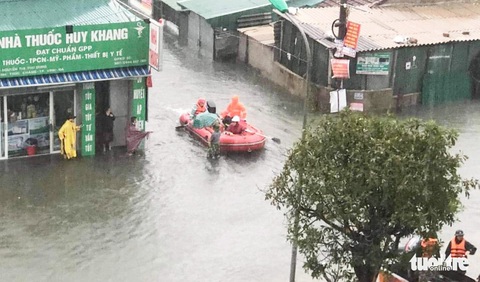 Mưa lớn dồn dập, nhà dân Nghệ An ngập tới nóc, huy động xe cứu hỏa cứu người - Ảnh 5. Mưa lớn dồn dập, nhà dân Nghệ An ngập tới nóc, huy động xe cứu hỏa cứu người - Ảnh 5.