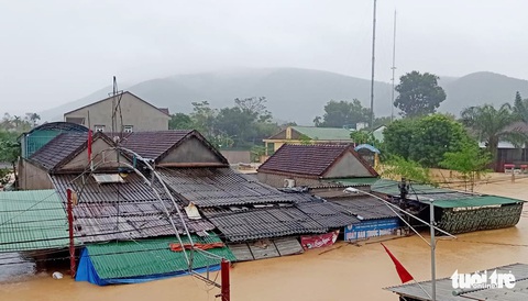 Mưa lớn dồn dập, nhà dân Nghệ An ngập tới nóc, huy động xe cứu hỏa cứu người - Ảnh 1. Mưa lớn dồn dập, nhà dân Nghệ An ngập tới nóc, huy động xe cứu hỏa cứu người - Ảnh 1.