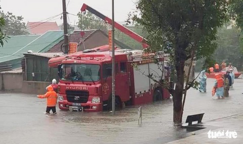 Mưa lớn dồn dập, nhà dân Nghệ An ngập tới nóc, huy động xe cứu hỏa cứu người - Ảnh 3. Mưa lớn dồn dập, nhà dân Nghệ An ngập tới nóc, huy động xe cứu hỏa cứu người - Ảnh 3.