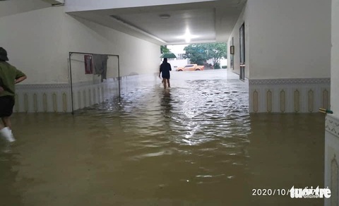 Mưa lớn dồn dập, nhà dân Nghệ An ngập tới nóc, huy động xe cứu hỏa cứu người - Ảnh 8. Mưa lớn dồn dập, nhà dân Nghệ An ngập tới nóc, huy động xe cứu hỏa cứu người - Ảnh 8.