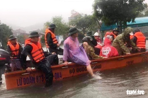 Mưa lớn dồn dập, nhà dân Nghệ An ngập tới nóc, huy động xe cứu hỏa cứu người - Ảnh 9. Mưa lớn dồn dập, nhà dân Nghệ An ngập tới nóc, huy động xe cứu hỏa cứu người - Ảnh 9.