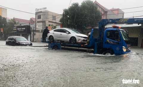 Mưa trắng trời, đường phố như sông, người dân Hà Tĩnh nháo nhào di tản - Ảnh 6. Mưa trắng trời, đường phố như sông, người dân Hà Tĩnh nháo nhào di tản - Ảnh 6.