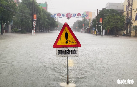Mưa trắng trời, đường phố như sông, người dân Hà Tĩnh nháo nhào di tản - Ảnh 11. Mưa trắng trời, đường phố như sông, người dân Hà Tĩnh nháo nhào di tản - Ảnh 11.
