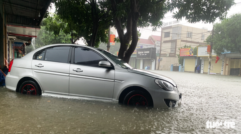 Mưa trắng trời, đường phố như sông, người dân Hà Tĩnh nháo nhào di tản - Ảnh 12. Mưa trắng trời, đường phố như sông, người dân Hà Tĩnh nháo nhào di tản - Ảnh 12.