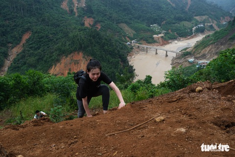 Đường vào nơi 13 người bị vùi lấp: vừa bò vừa run - Ảnh 4. Đường vào nơi 13 người bị vùi lấp: vừa bò vừa run - Ảnh 4.