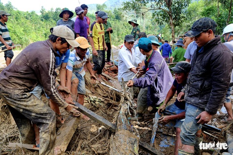 Tìm người ở Trà Leng, hàng trăm người dùng tay lật tung đống hoang tàn - Ảnh 1. Tìm người ở Trà Leng, hàng trăm người dùng tay lật tung đống hoang tàn - Ảnh 1.