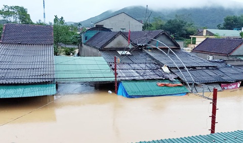 Mưa lớn dồn dập, nhà dân Nghệ An ngập tới nóc, huy động xe cứu hỏa cứu người - Ảnh 10. Mưa lớn dồn dập, nhà dân Nghệ An ngập tới nóc, huy động xe cứu hỏa cứu người - Ảnh 10.