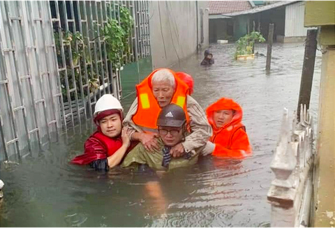 Mưa lớn dồn dập, nhà dân Nghệ An ngập tới nóc, huy động xe cứu hỏa cứu người - Ảnh 4. Mưa lớn dồn dập, nhà dân Nghệ An ngập tới nóc, huy động xe cứu hỏa cứu người - Ảnh 4.