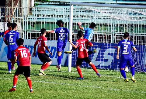 Công Thành đá hỏng phạt đền khiến Đồng Tháp rớt hạng - Ảnh 2. Công Thành đá hỏng phạt đền khiến Đồng Tháp rớt hạng - Ảnh 2.