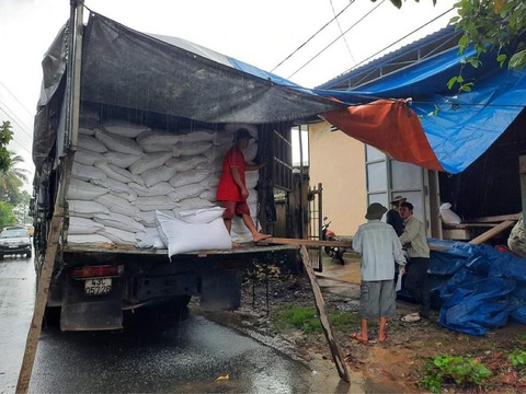 Sạt lở núi ở Phước Sơn: Thời tiết xấu, dùng sức người và tời chuyển hàng vào - Ảnh 2. Sạt lở núi ở Phước Sơn: Thời tiết xấu, dùng sức người và tời chuyển hàng vào - Ảnh 2.