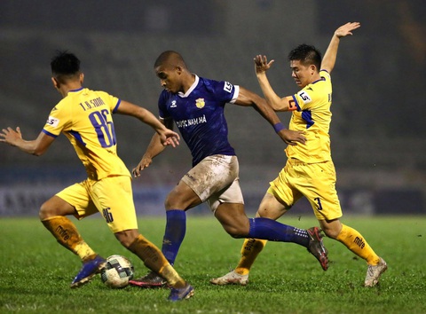 Nam Định ở lại V-League nhờ hơn Quảng Nam hiệu số bàn thắng - Ảnh 8. Nam Định ở lại V-League nhờ hơn Quảng Nam hiệu số bàn thắng - Ảnh 8.