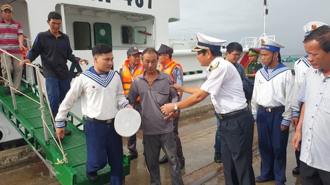 12 giờ sinh tử của tàu cá giữa cuồng nộ bão biển: Tưởng đã chết rồi! - Ảnh 6. 12 giờ sinh tử của tàu cá giữa cuồng nộ bão biển: Tưởng đã chết rồi! - Ảnh 6.