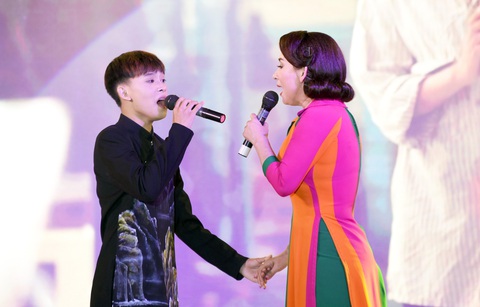 Phi Nhung hát Chị đi tìm em gây quỹ ủng hộ miền Trung, khán giả nghẹn ngào - Ảnh 4. Phi Nhung hát Chị đi tìm em gây quỹ ủng hộ miền Trung, khán giả nghẹn ngào - Ảnh 4.