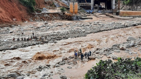 Vụ lở núi ở thủy điện Đắk Mi 2: Không tin còn sống trở về - Ảnh 7. Vụ lở núi ở thủy điện Đắk Mi 2: Không tin còn sống trở về - Ảnh 7.