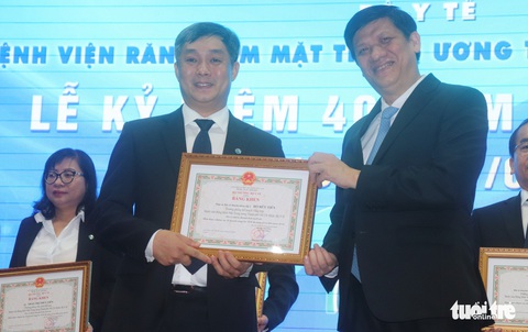 Hướng về đồng bào miền Trung trong lễ kỷ niệm 40 năm thành lập bệnh viện - Ảnh 3. Hướng về đồng bào miền Trung trong lễ kỷ niệm 40 năm thành lập bệnh viện - Ảnh 3.
