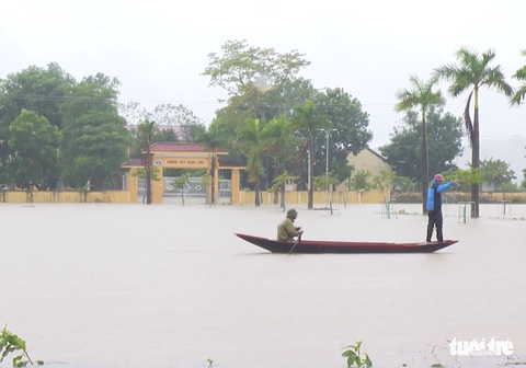 Về nhà sau đêm trắng chạy lũ: ‘Cả năm vất vả, giờ chẳng còn gì - Ảnh 10. Về nhà sau đêm trắng chạy lũ: ‘Cả năm vất vả, giờ chẳng còn gì - Ảnh 10.
