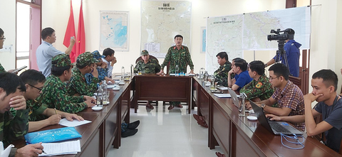 Sạt lở núi ở Phước Sơn: Thời tiết xấu, dùng sức người và tời chuyển hàng vào - Ảnh 1. Sạt lở núi ở Phước Sơn: Thời tiết xấu, dùng sức người và tời chuyển hàng vào - Ảnh 1.