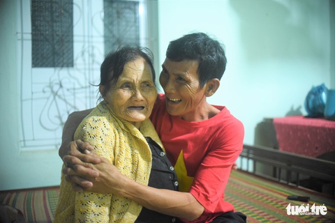 Nước mắt không ngừng rơi giây phút thuyền viên từ cõi chết gặp lại gia đình - Ảnh 2. Nước mắt không ngừng rơi giây phút thuyền viên từ cõi chết gặp lại gia đình - Ảnh 2.