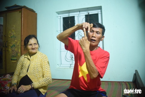 Nước mắt không ngừng rơi giây phút thuyền viên từ cõi chết gặp lại gia đình - Ảnh 7. Nước mắt không ngừng rơi giây phút thuyền viên từ cõi chết gặp lại gia đình - Ảnh 7.