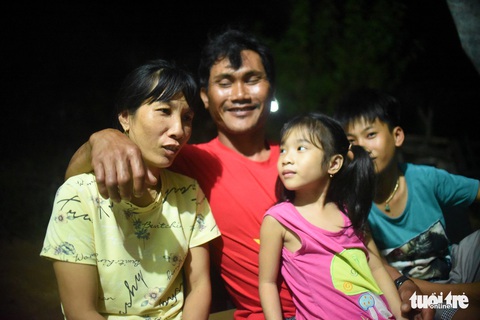 Nước mắt không ngừng rơi giây phút thuyền viên từ cõi chết gặp lại gia đình - Ảnh 5. Nước mắt không ngừng rơi giây phút thuyền viên từ cõi chết gặp lại gia đình - Ảnh 5.