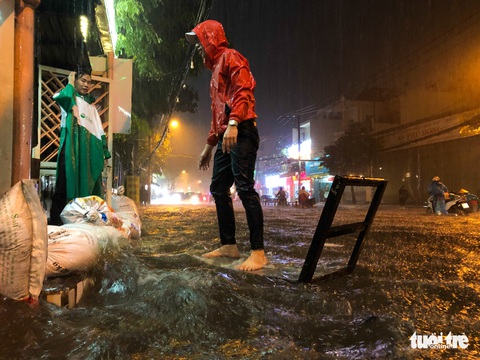Mưa lớn đường Sài Gòn mênh mông dậy sóng, dân đắp đê ngăn nước - Ảnh 10. Mưa lớn đường Sài Gòn mênh mông dậy sóng, dân đắp đê ngăn nước - Ảnh 10.